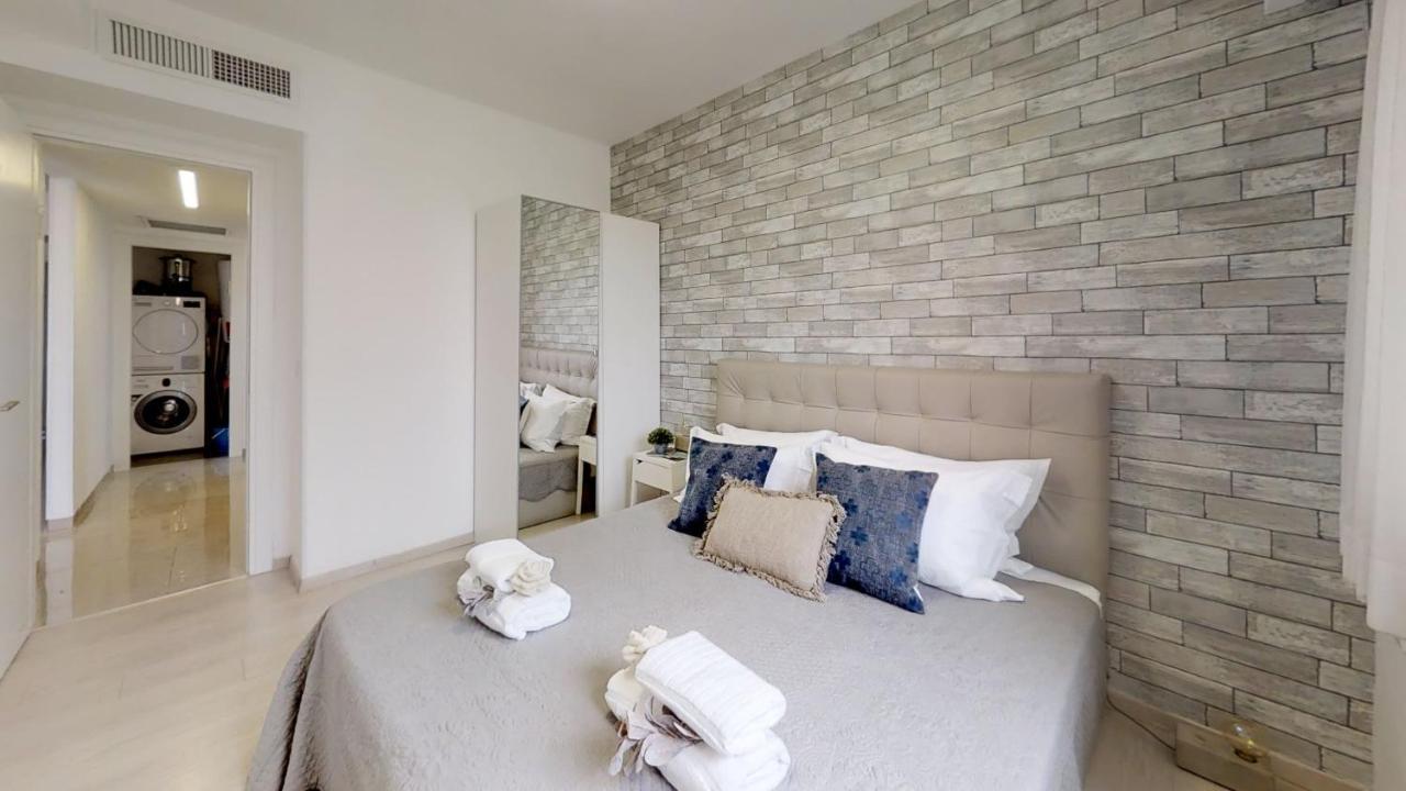 Exclusive Two-Bedroom Apartment With Parking Baitulmaqdis Luaran gambar